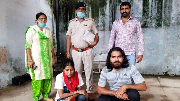 पुलिस की गिरफ्त में Manju Arya और उसका साथी. मंजू ने कुछ साल पहले ही अपना घर छोड़ दिया था. उसने पंजाब में रहने वाले एक व्यक्ति से शादी की थी. (फोटो: इंडिया टुडे)