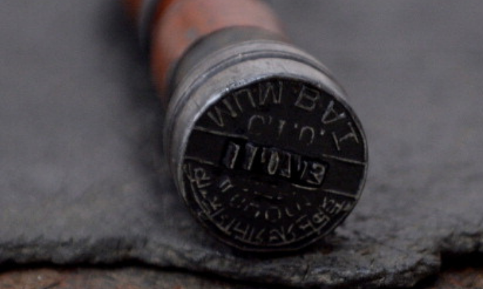 मोहर लगे लेबल जारी हों, जो साइज़ में बहुत छोटे हों, सिर्फ इतने कि उनपे मुहर लग सके