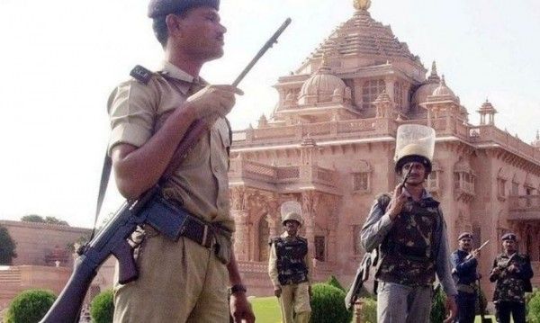 अक्षरधाम मंदिर से सभी श्रद्धालुओं को लगभग 7:30 बजे तक सुरक्षित बाहर निकाल लिया गया था (तस्वीर: AFP) Untitled Design (1)