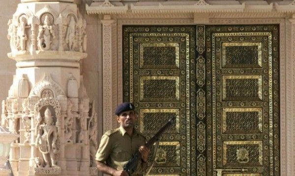 मुख्य मंदिर का दरवाज़ा (तस्वीर: AFP) Untitled Design (2)