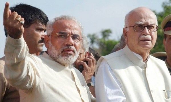 तब के मुख्यमंत्री नरेंद्र मोदी और उप प्रधानमंत्री लाल कृष्ण आडवाणी (तस्वीर: AFP) Untitled Design (3)