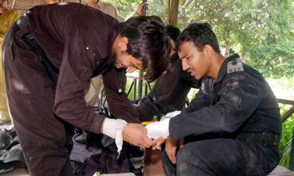 अपने साथी की मरहमपट्टी करता हुआ एक कमांडो (तस्वीर: AFP) Untitled Design (5)