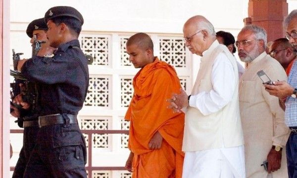 हमले का बाद हालत का जायज़ा लेते मुख्यमंत्री और उप प्रधानमंत्री (तस्वीर: AFP) Untitled Design (6)