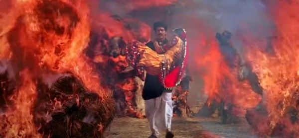 शांतिप्रिया को आग से बचाता ओम प्रकाश. (पिक्चर- रेड चिलीज़ एंटरटेनमेंट)
