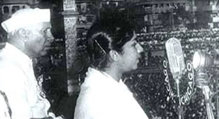 दिल्ली के नेशनल स्टेडियम में गाना गातीं लता मंगेशकर, साथ में नेहरु (फोटो सोर्स इंडिया टुडे )