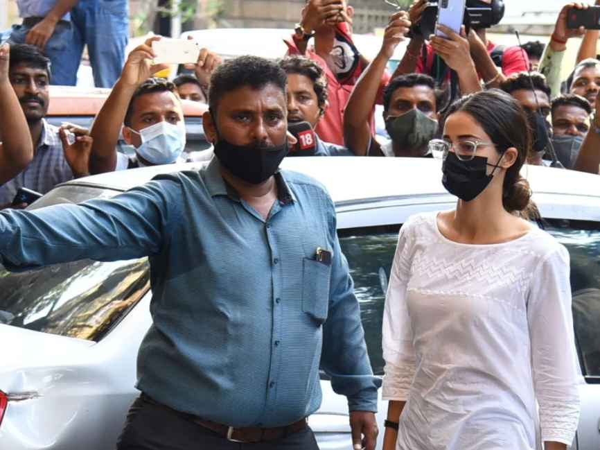 पूछताछ के लिए NCB ऑफिस जातीं अनन्या पांडे.