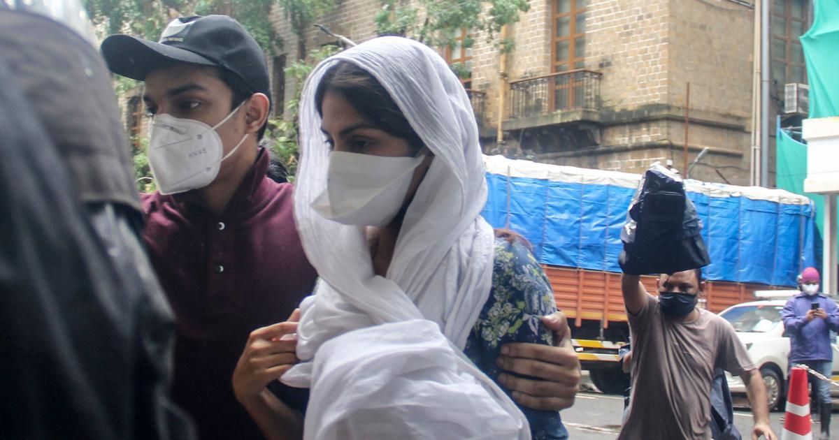 ड्रग्स केस की सुनवाई के लिए कोर्ट जातीं रिया चक्रवर्ती. 