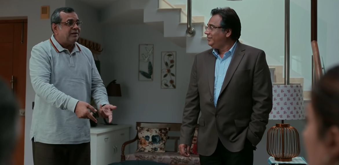 हीरो और हीरोइन को पिताओं का मिलन. फिल्म में ये रोल्स परेश रावल और मनु ऋषि चड्ढा ने किया है. कमाल की बात कि ये दोनों ही असली पिता नहीं हैं.