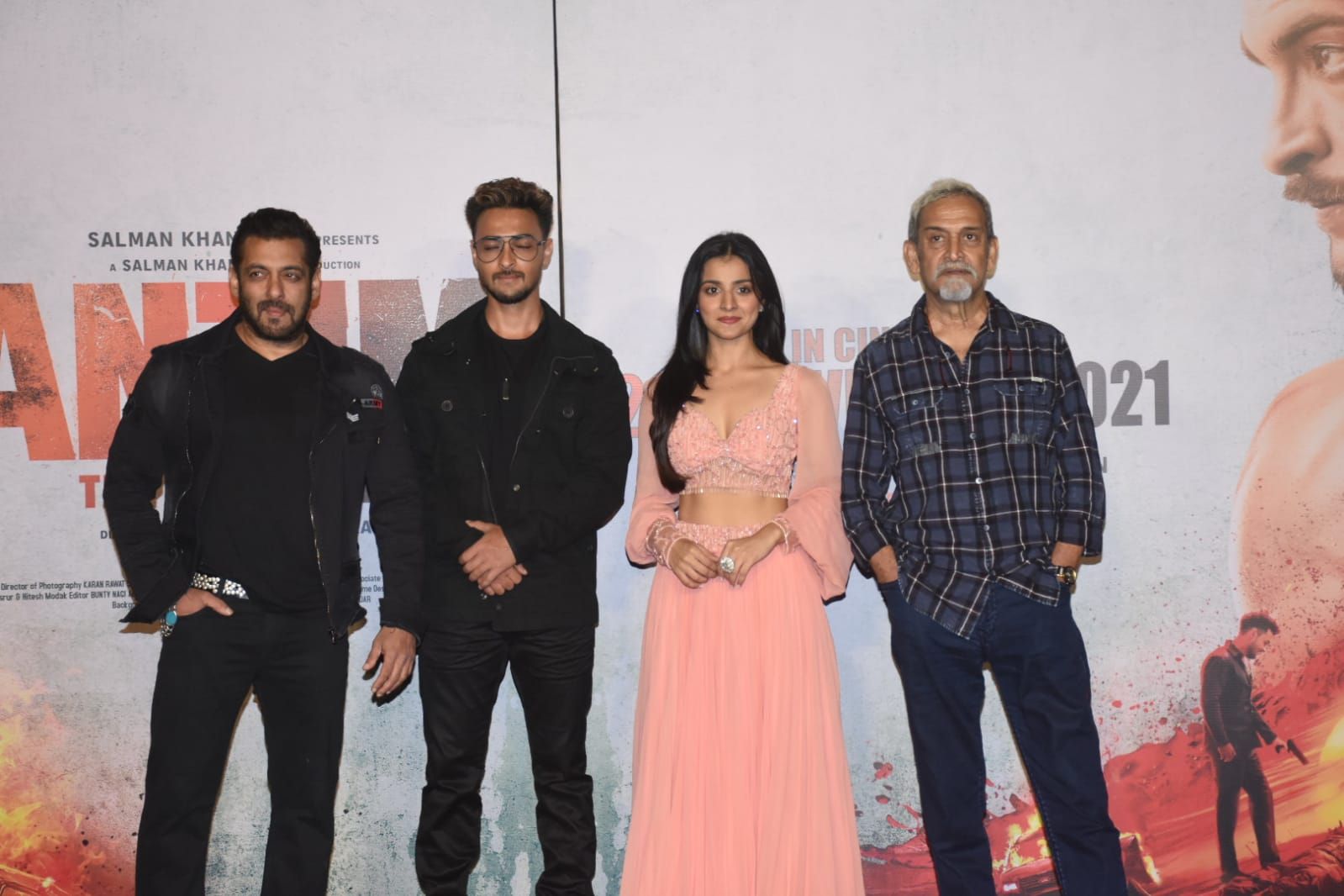 फिल्म 'अंतिम दी फाइनल ट्रुथ' के ट्रेलर लॉन्च के मौके पर फिल्म की स्टारकास्ट के साथ डायरेक्टर महेश मांजरेकर (सबसे दाएं).