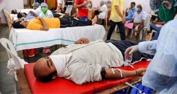 प्लेटलेट्स को खून की तरह सुरक्षित नहीं जा सकता है. ये 7-8 दिन में नष्ट हो जाते हैं. (रक्त दान की सांकेतिक तस्वीर- PTI)