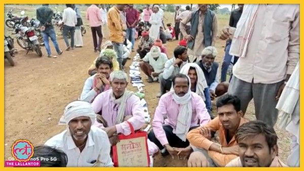 विदिशा के सिरोंज में खाद के लिए लगी लाइन (फोटो- विवेक ठाकुर/इंडिया टुडे)