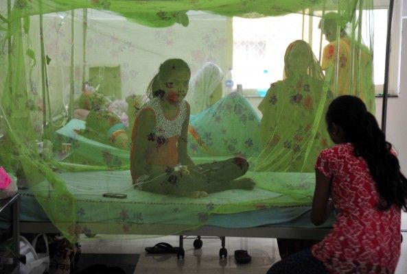 एक्स्पोज़र के 1-10 दिन बाद मरीज़ में लक्षण दिखने शुरू हो जाते हैं और बीमारी बहुत दिनों तक रह सकती है एक्स्पोज़र के 1-10 दिन बाद मरीज़ में लक्षण दिखने शुरू हो जाते हैं और बीमारी बहुत दिनों तक रह सकती है