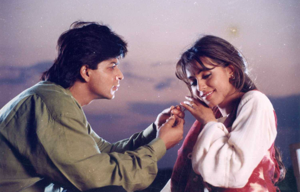 फिल्म 'परदेस' के एक सीन में शाहरुख खान के साथ महिमा चौधरी. 