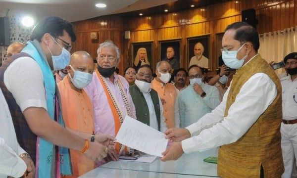 मुख्यमंत्री योगी आदित्यनाथ की मौजूदगी में नामांकन करते नितिन अग्रवाल