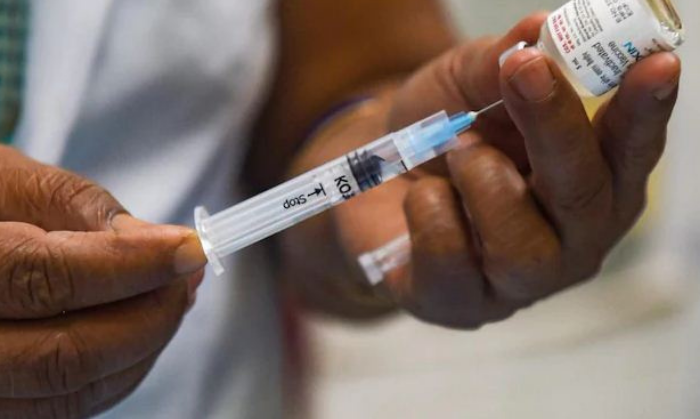 सीरिंज भरते वक़्त नीडल, शीशी के ज्यादा अन्दर नहीं डाली जाती, ताकि दवाई के साथ बायल की एयर न आ जाए