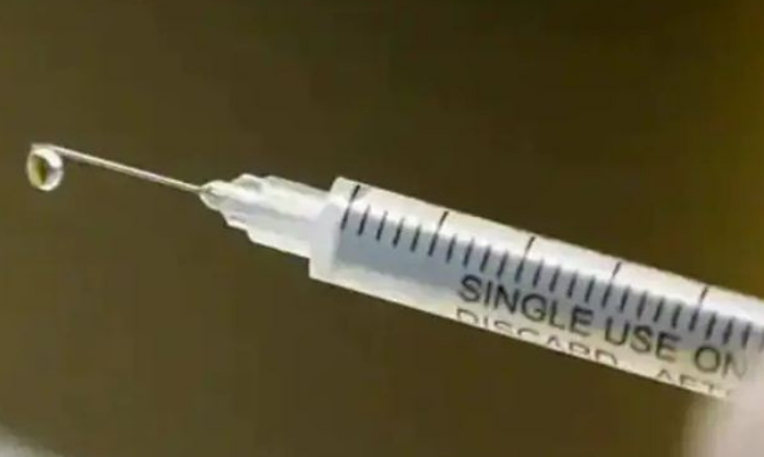 हवा निकालने के लिए पिस्टन दबाया जाता है. (फोटो सोर्स - इंडिया टुडे)