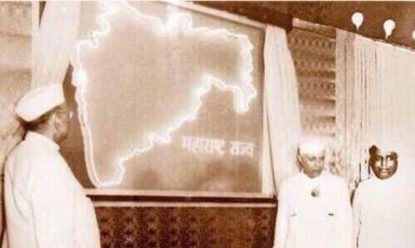 1 मई, 1960: पंडित नेहरू, वाईबी चव्हाण और श्री प्रकाश ने राजभवन, मुंबई में महाराष्ट्र के नए राज्य के मानचित्र का अनावरण किया (तस्वीर : wikimedia commons) Untitled Design (4)