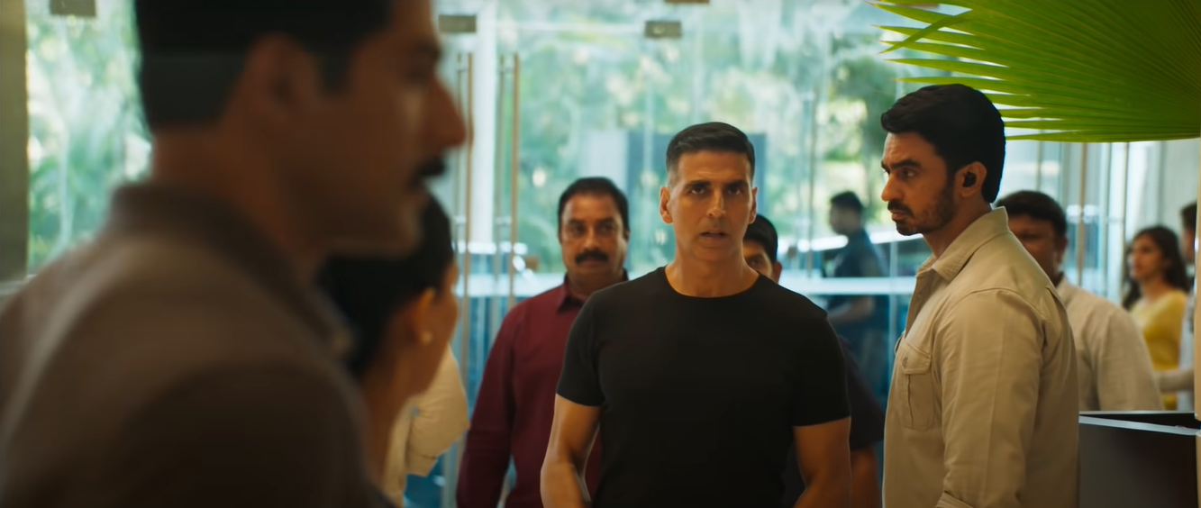 फिल्म 'सूर्यवंशी' का एक सीन. इस फिल्म में अक्षय और कटरीना ने लीड रोल्स किए हैं. मगर फिल्म में कुछ सीन्स में अजय देवगन और रणवीर सिंह भी नज़र आते हैं. फिल्म 'सूर्यवंशी' का एक सीन. इस फिल्म में अक्षय और कटरीना ने लीड रोल्स किए हैं. मगर फिल्म में कुछ सीन्स में अजय देवगन और रणवीर सिंह भी नज़र आते हैं.