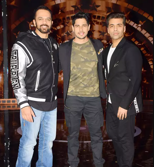 एक इवेंट के दौरान रोहित शेट्टी और करण जौहर के साथ सिद्धार्थ मल्होत्रा. एक इवेंट के दौरान रोहित शेट्टी और करण जौहर के साथ सिद्धार्थ मल्होत्रा.