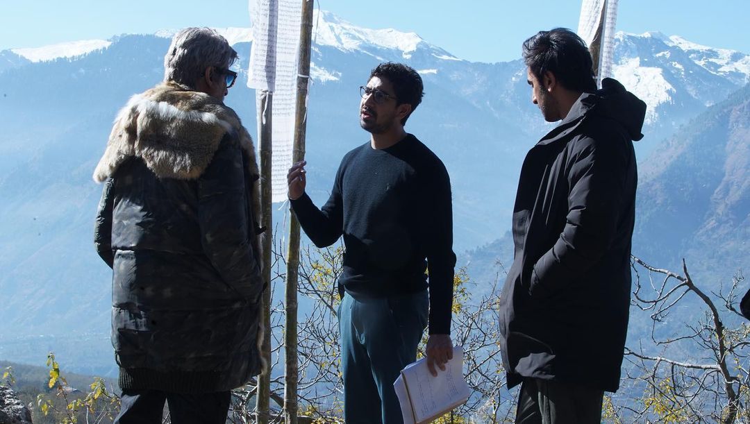 अयान के सोशल मीडिया पोस्ट में शेयर की गईं तस्वीरों में से एक फोटो. इस पिक्चर में अमिताभ बच्चन और रणबीर कपूर के साथ अयान खुद नज़र आ रहे हैं.