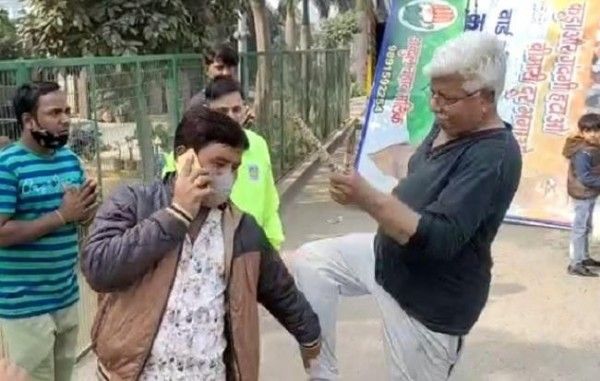 एमसीडी कर्मचारियों के साथ मारपीट करते पूर्व काँग्रेस विधायक आसिफ खान एमसीडी कर्मचारियों के साथ मारपीट करते पूर्व काँग्रेस विधायक आसिफ खान