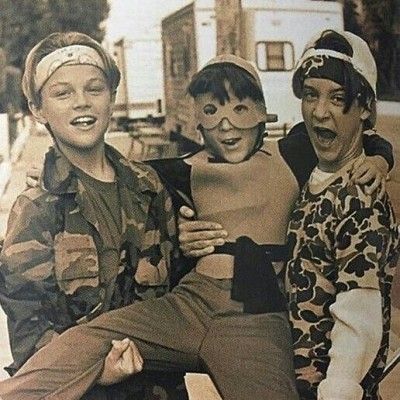 लेफ्ट में लियोनार्डो डी कैपरियो हैं. राइट में टोबी हैं.