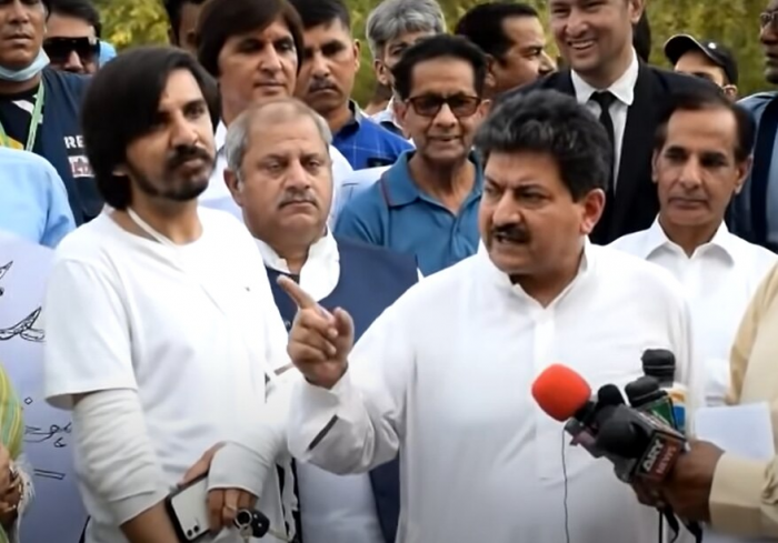 प्रदर्शन के दिन अपनी बात रखते हामिद मीर. हामिद को ट्विटर पर 66 लाख से ज्यादा लोग फॉलो करते हैं. (वीडियो स्क्रीनशॉट)