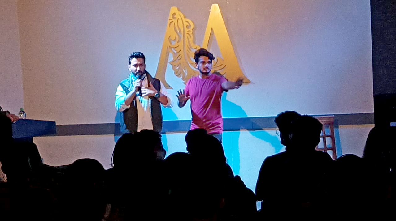 गिरफ्तारी से ठीक पहले इंदौर के मुनरो कैफे में मुनव्वर फारूकी. गिरफ्तारी से ठीक पहले इंदौर के मुनरो कैफे में मुनव्वर फारूकी.