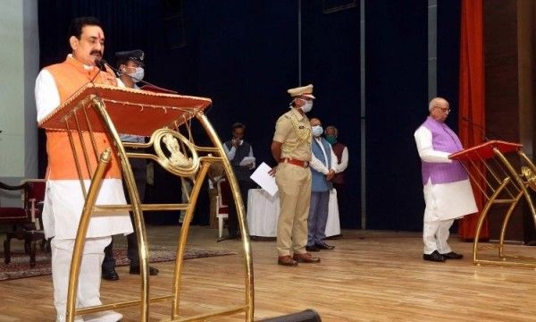 मंत्री पद की शपथ लेते नरोत्तम मिश्रा (फाइल फोटो- PTI) मंत्री पद की शपथ लेते नरोत्तम मिश्रा (फाइल फोटो- PTI)