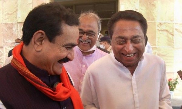 विधानसभा सत्र से पहले सर्वदलीय बैठक के दौरान नरोत्तम मिश्रा और कमल नाथ. (फाइल फोटो- PTI) विधानसभा सत्र से पहले सर्वदलीय बैठक के दौरान नरोत्तम मिश्रा और कमल नाथ. (फाइल फोटो- PTI)
