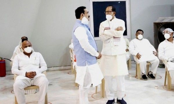 जून 2020 में हुए राज्यसभा चुनाव के दौरान आपस में बात करते शिवराज सिंह चौहान और नरोत्तम मिश्रा (PTI) जून 2020 में हुए राज्यसभा चुनाव के दौरान आपस में बात करते शिवराज सिंह चौहान और नरोत्तम मिश्रा (PTI)