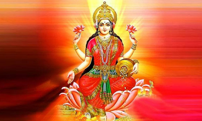 माता लक्ष्मी धन-समृद्धि की प्रतीक मानी जाती हैं, इसलिए दिवाली के दिन गणेश जी के साथ-साथ लक्ष्मी का भी पूजन होता है (रैंडम फोटो)