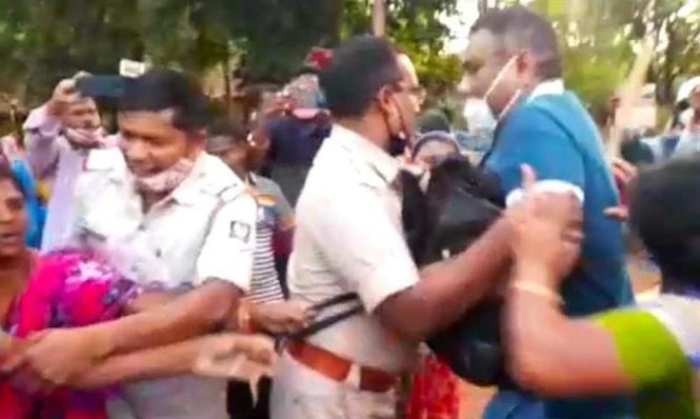 ओडिशा में सीबीआई पर ग्रामीणों ने हमला कर दिया (स्क्रीनग्रैब - इंडिया टुडे)