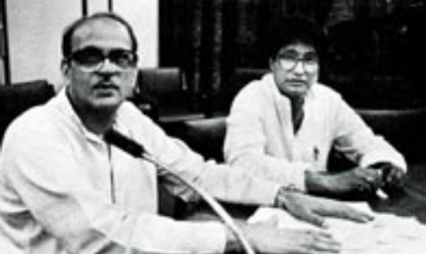 विश्वनाथ प्रताप सिंह और अजीत सिंह (फोटो सोर्स - इंडिया टुडे)