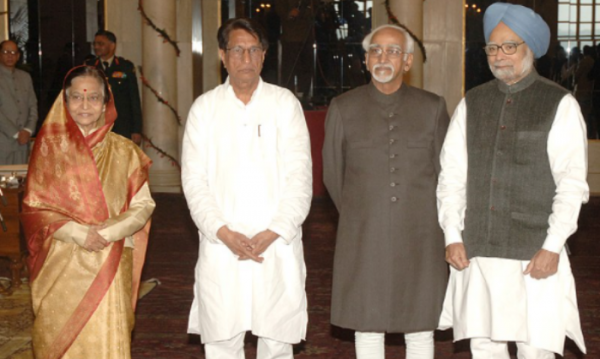 तत्कालीन राष्ट्रपति प्रतिभा देवी सिंह पाटिल, उपराष्ट्रपति हामिद अंसारी और प्रधानमंत्री मनमोहन सिंह के साथ अजीत सिंह (फोटो सोर्स - PMO Office)