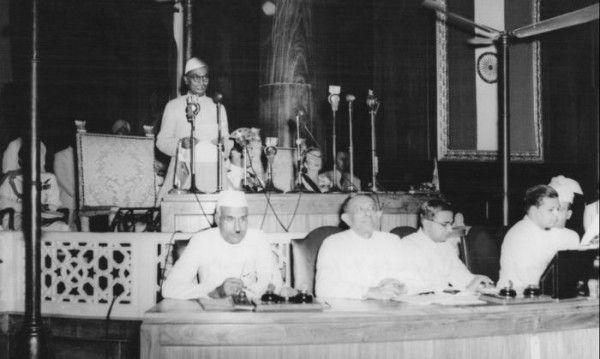 संविधान सभा में डॉक्टर राजेंद्र प्रसाद बोलते हुए (तस्वीर: Getty) Untitled Design (3)