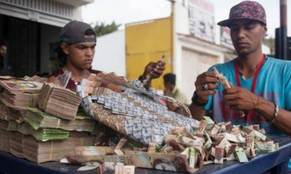 वेनेज़ुएला में जुलाई 2018 में एक कप कॉफ़ी के लिए 25 लाख बोलिवर(वहां की मुद्रा) चुकाने पड़ रहे थे. (फोटो साभार - इंडिया टुडे) वेनेज़ुएला में जुलाई 2018 में एक कप कॉफ़ी के लिए 25 लाख बोलिवर(वहां की मुद्रा) चुकाने पड़ रहे थे. (फोटो साभार - इंडिया टुडे)