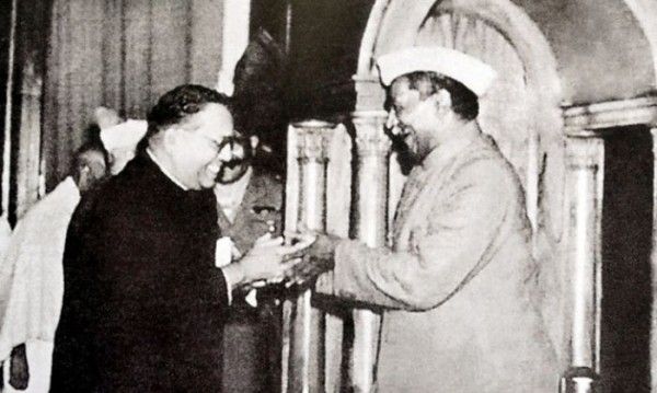 अम्बेडकर, 25 नवंबर 1949 को राजेंद्र प्रसाद को भारतीय संविधान का अंतिम मसौदा प्रस्तुत करते हुए (तस्वीर: wikimedia Commons) Untitled Design (5)