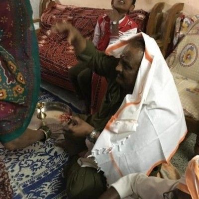 Sameer Wankhede के पिता पूजा करते हुए. (फोटो: इंडिया टुडे) Sameer Wankhede के पिता पूजा करते हुए. (फोटो: इंडिया टुडे)