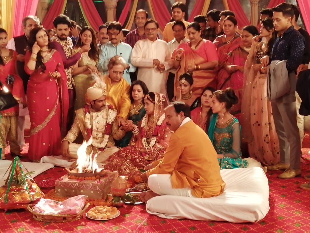 फिल्म के एक सीन में विराज राव, मनुकृति, सीमा पाहवा, बृजेंद्र काला और अतुल श्रीवास्तव.