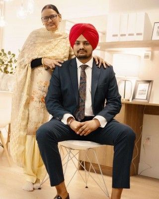  पॉलिटिक्स में आने वाले सिद्धू अपने परिवार के पहले मेंबर नहीं हैं. उनकी मां चरण कौर भी चुनाव लड़कर गांव की सरपंच बनी थीं. 