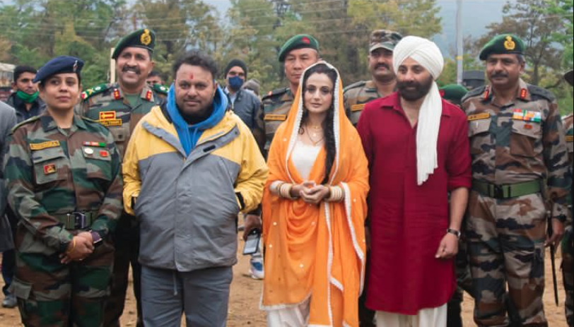 'गदर 2' के मुहूरत शॉट के दौरान डायरेक्टर अनिल शर्मा के साथ अमीषा पटेल और सनी देओल.