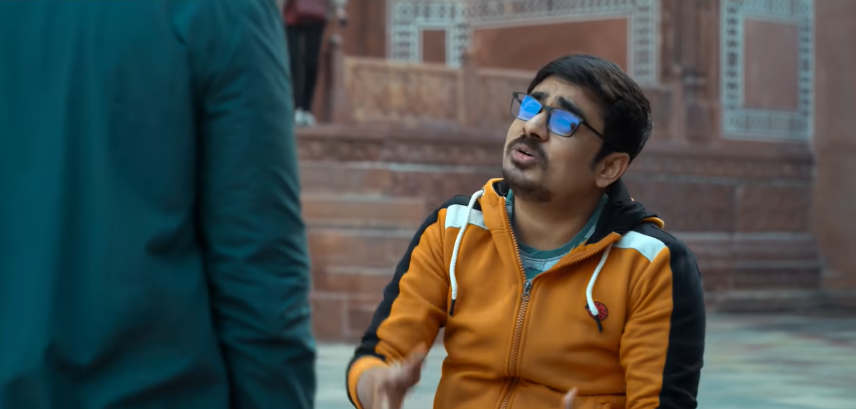 विशू के मेडिकल कॉलेज फ्रेंड मधुसूदन के किरदार में आशीष वर्मा. मधुसूदन की पूरी लाइफ उसके दोस्त के आसपास घूम रही है. मानों उसकी अपनी कोई लाइफ ही नहीं है. 