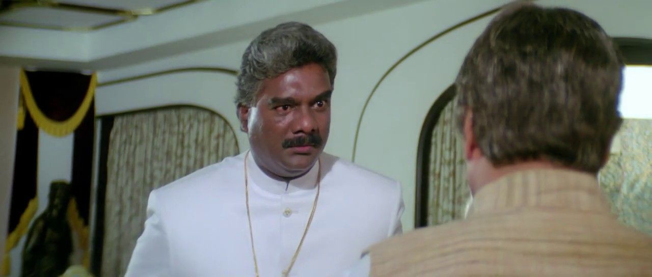 फिल्म 'तिरंगा' में राज कुमार के सैवेजपन से परेशान प्रलयनाथ गुंडास्वामी के रोल में दीपक शिर्के. फिल्म 'तिरंगा' में राज कुमार के सैवेजपन से परेशान प्रलयनाथ गुंडास्वामी के रोल में दीपक शिर्के.