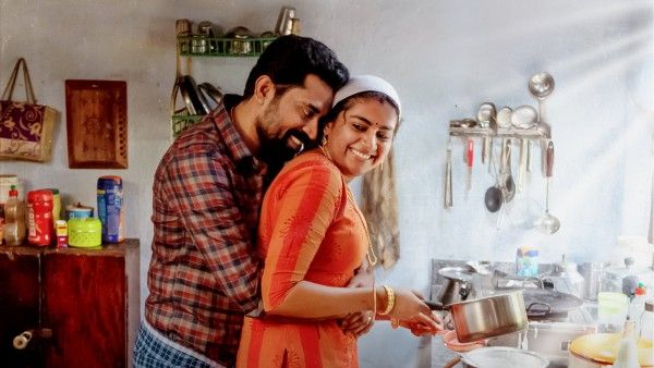 फ़िल्म हमारी पेट्रियार्कल सोसाइटी का साफ़ नमूना पेश करती है.