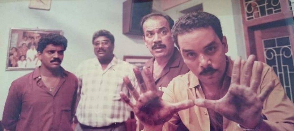 टीवी शो 'एक शून्य शून्य' की शूटिंग के दौरान अजय फांसेकर, शिवाजी साटम और अनंत जोग के साथ दीपक शिर्के (बाएं से दूसरे चेकर्ड शर्ट में). टीवी शो 'एक शून्य शून्य' की शूटिंग के दौरान अजय फांसेकर, शिवाजी साटम और अनंत जोग के साथ दीपक शिर्के (बाएं से दूसरे चेकर्ड शर्ट में).