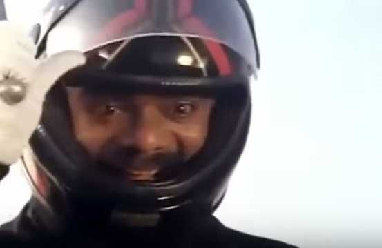 फिल्म 'तिरंगा' के हेल्मेट वाले सीन में दीपक शिर्के, जो इस सीन में नहीं होते हुए भी हैं. टेक्नॉलजी बाबू भइया! फिल्म 'तिरंगा' के हेल्मेट वाले सीन में दीपक शिर्के, जो इस सीन में नहीं होते हुए भी हैं. टेक्नॉलजी बाबू भइया!