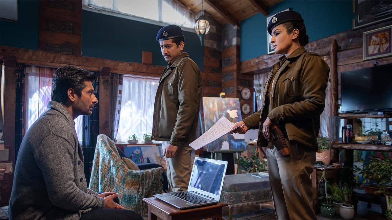 वेब सीरीज़ के एक सीन में रवीना टंडन और परमब्रता और रवीना.