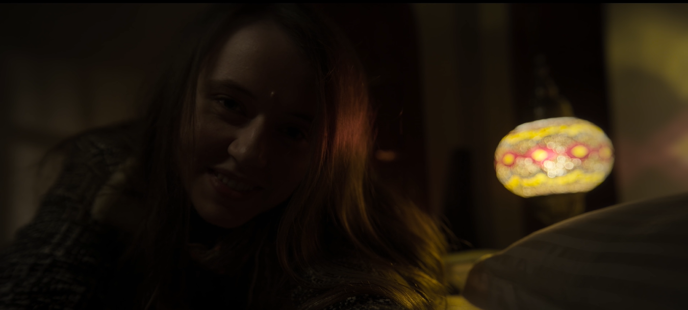 फ्रेंच लड़की एमी, जो सिरोना की आंतरिक राजनीति का शिकार हो गई.