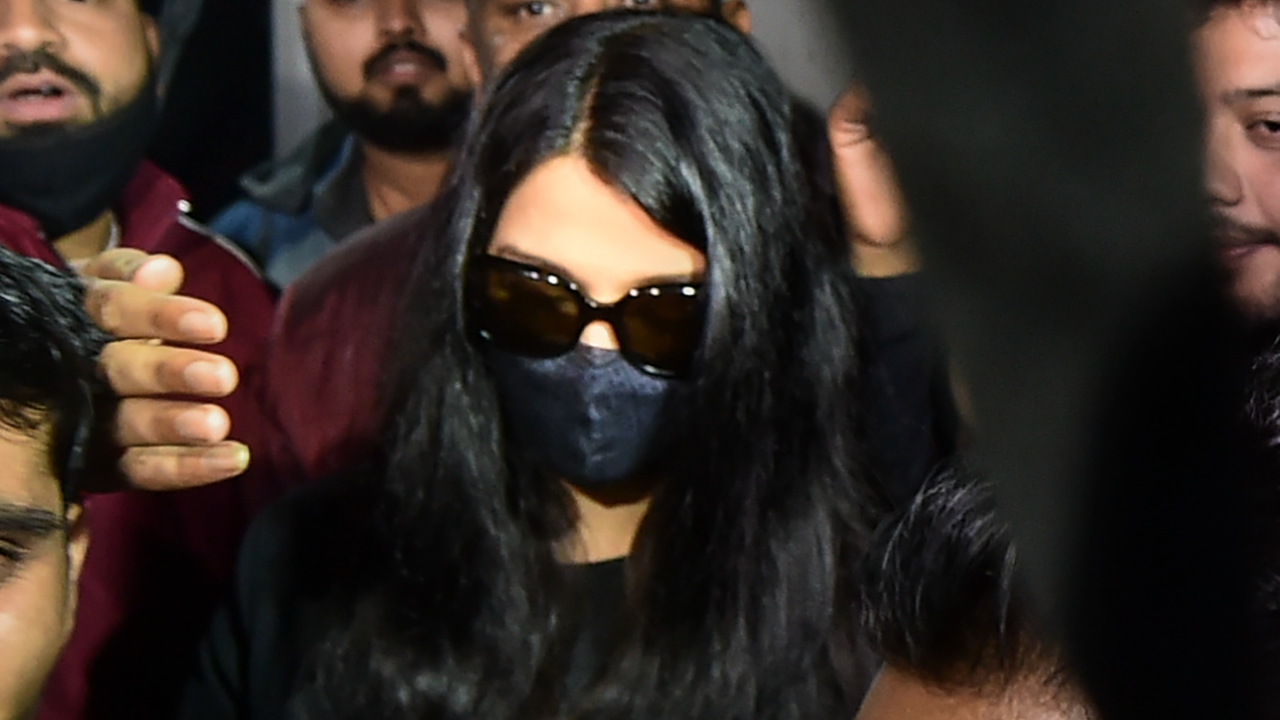 6 घंटे तक पूछताछ के बाद ईडी के दिल्ली वाले दफ्तर से निकलतीं ऐश्वर्या राय बच्चन.